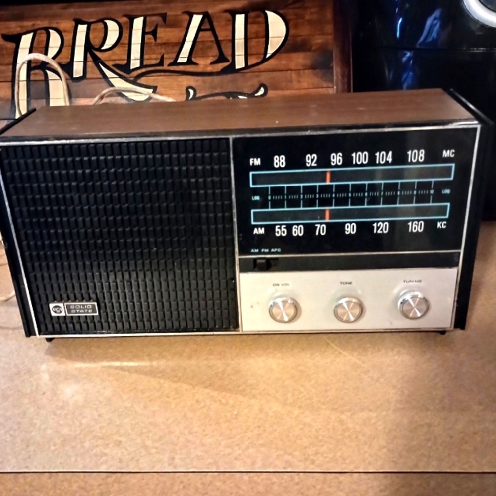 Vintage RCA Solid State AM/FM Radio